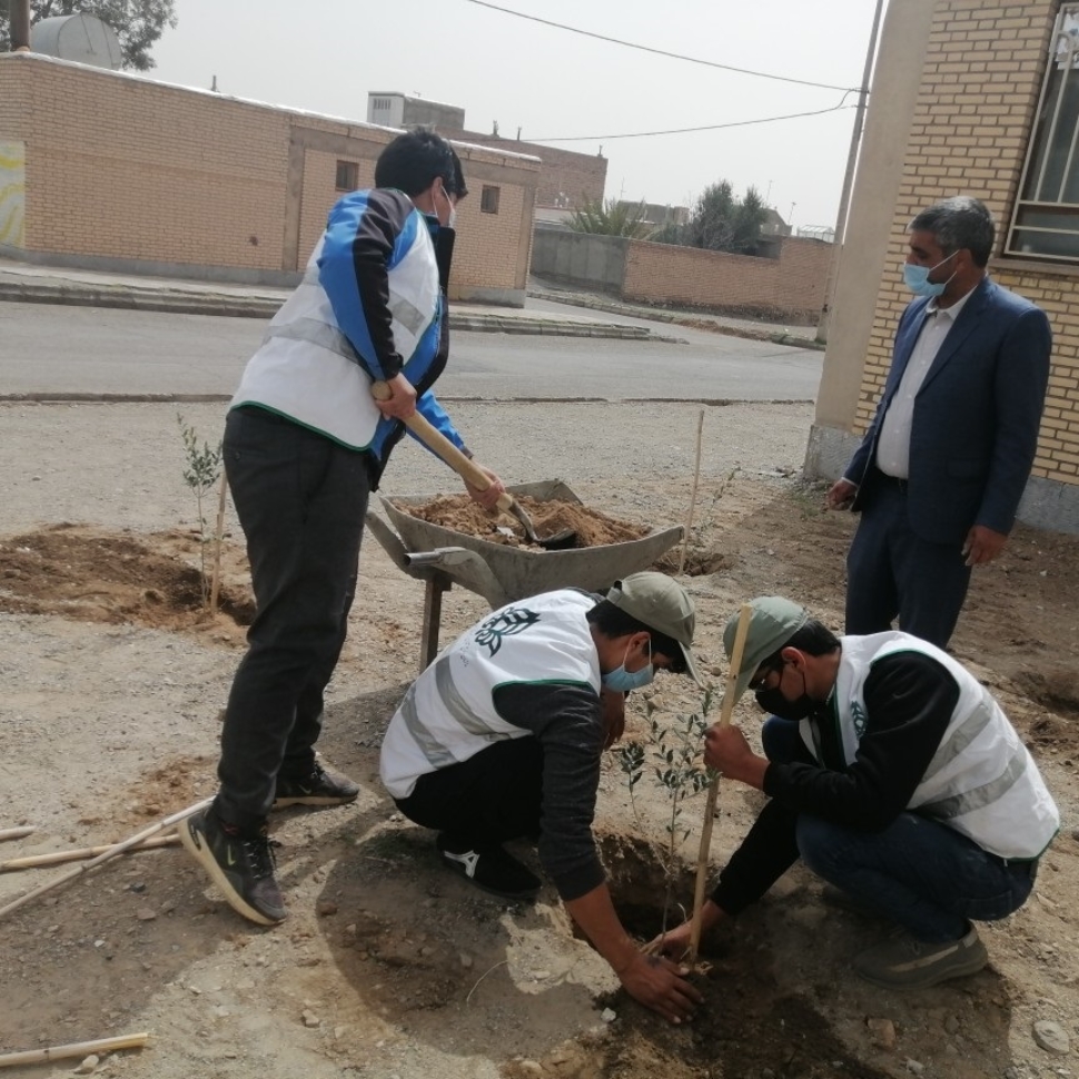 مراسم روز درختکاری و کاشتن 9 اصله نهال مثمر در آموزشگاه