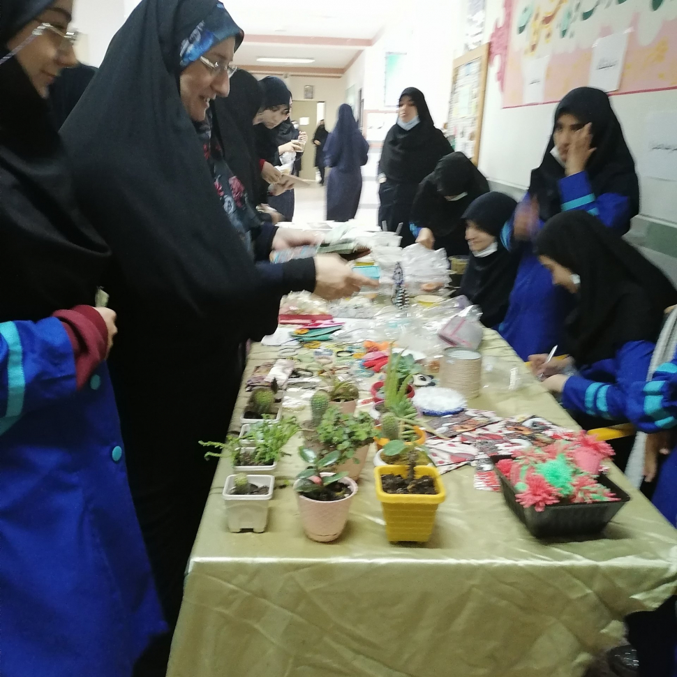 برپایی  بازارچه و نمایشگاه کاروفناوری در دبیرستان دخترانه صدرای چالوس